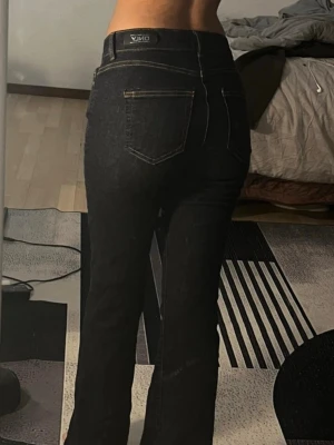 Mörkblå raka/bootcut jeans   - Säljer ett par mörkblå jeans som sitter perfekt. Har fått jättemycket komplimanger men har tyvärr tröttnat på dessa ❤️😭 Är 158 <3 