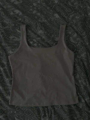 Beige croppad linnetopp - Säljer en enkel och stilren beige croppad linnetopp. 