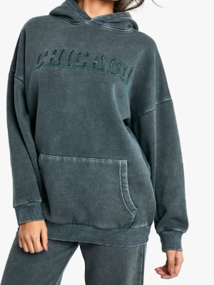 Mörkgrönt loungewear-set Chicago xs - Mysigt loungewear-set från Boohoo i tvättad mörkgrön färg. Setet består av en hoodie med huva, magficka och broderad text 'CHICAGO' samt matchande byxor. Perfekt för chill dagar hemma. Mjukt material och avslappnad passform.