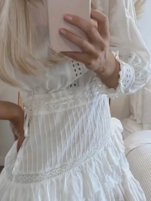 Studentklänning - Säljer min klänning loveshackfancy lorelei klänning! Använd en gång på min student, och är därför i bra skick. Är en S men jag skulle säga XS. Köptes ny för 4400:- ❤️