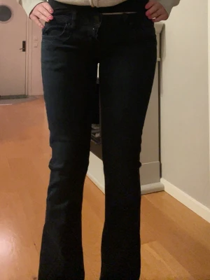 Mörkblå bootcut jeans från LTB - Snygga mörkblå bootcut jeans från LTB med klassisk femficksdesign och normal midja. Jeansen har en lätt stretchig känsla och är perfekta för dig som gillar en tidlös look med lite utsvängda ben. Passar till många olika stilar!