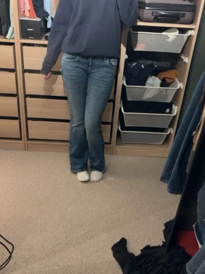 Blå bootcut jeans med kontrastsömmar - Blå jeans från gina tricot, fina detaljer på fickorna. Storlek 36. Använda fåtal gånger så fint skick. 