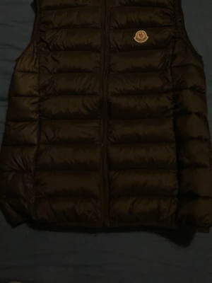 Moncler Väst - Säljer den här västen pga att jag kan tyvärr inte ha denna längre. Har använt den annars i typ 2 års tid men den är i ganska bra skick ändå. 