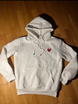 CDG hoodie - Eftertraktad CDG hoodie säljes🤩! Toppskick💯. Strl L, men är små i storlekarna så har man M i vanliga fall är det bättre. Hör av dig om du har några frågor!