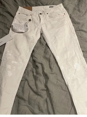 Dondups helt nya - Säljer ett par helt nya dondups då de är för tajta för mig! Hör av er för fler frågor, pris går diskutera även byten funkar