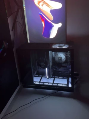 Stationär gamingdator med RGB-belysning - Säljer min speldator då jag inte längre spelar. Datorn har använts varsamt och är lite mer än 1 år gammal, fungerar felfritt.  Specs: 	•	Intel i5-12400F 	•	NVIDIA RTX 4070 	•	16GB RAM 3200MHz 	•	1TB Kingston NV2 (SNV2S) SSD  Klarar moderna spel utan problem, perfekt för 1080p/1440p gaming. Mycket bra skick.  Pris kan diskuteras vid snabb affär.