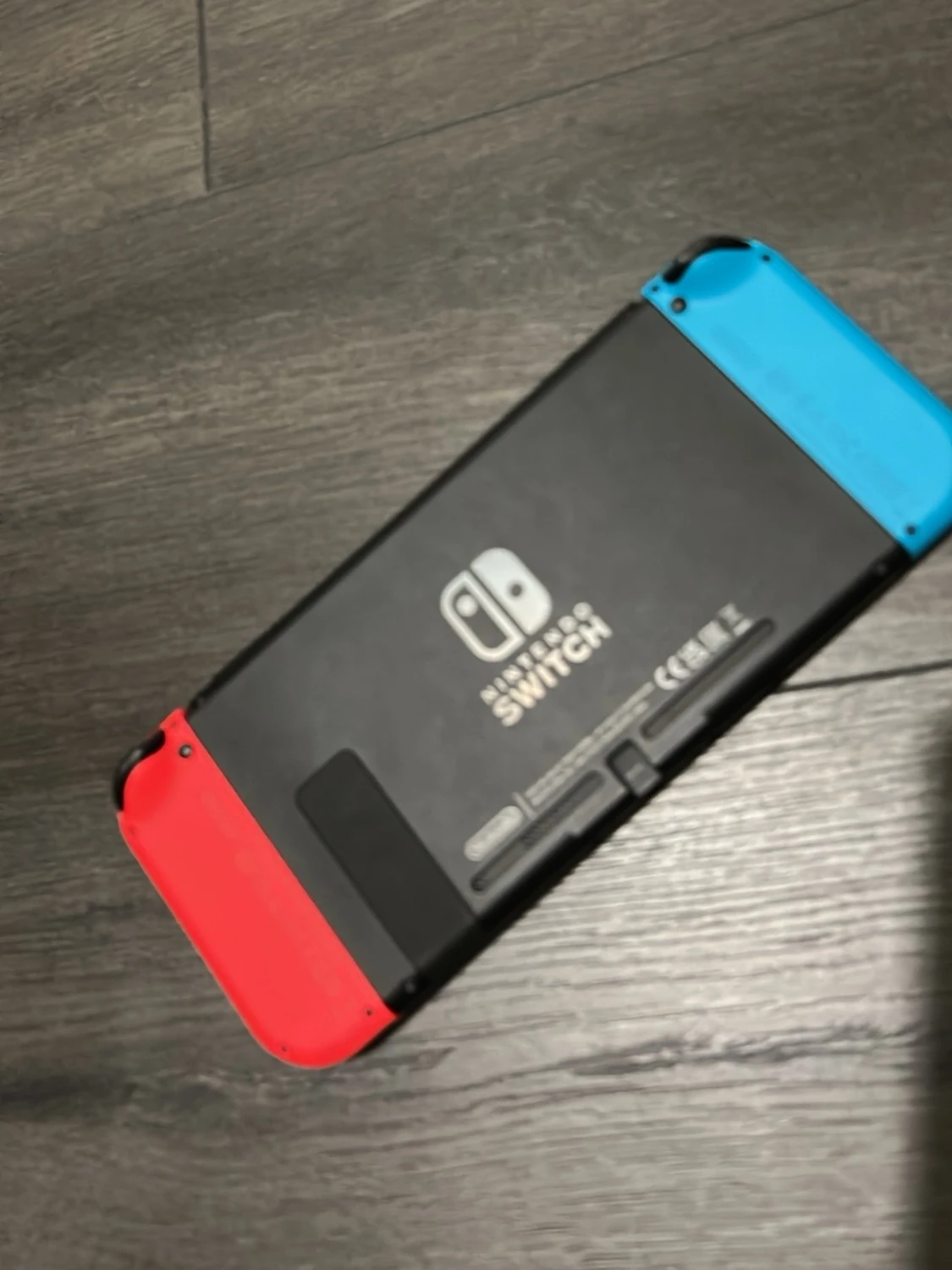 Nintendo Switch med neonröda och blå Joy-Con - 2