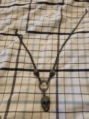 RBS -Rock by Sweden- halsband i stål - Jätte fint halsband som verkligen sticker ut, säljer den då den inte är min stil riktigt. Det var mammas från början och säger att den var köpt väldigt länge sen så den säljs inte längre. Det saknas inga duamanter och kedjan är hel. Nypris: ca 500kr