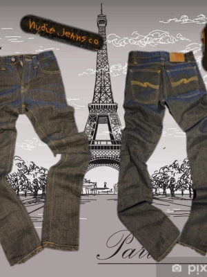 Mörkblå jeans från Nudie Jeans Co - Snygga mörkblå jeans från Nudie Jeans Co med klassisk femficksdesign och kontrastsömmar i gult. Jeansen har raka ben och ikoniska broderade bakfickor. Perfekta för dig som gillar stilrena och tidlösa denimplagg.