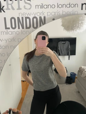 Stickad T-shirt - Grå stickad T-shirt från H&M i strl S. Använd fåtalet gånger 