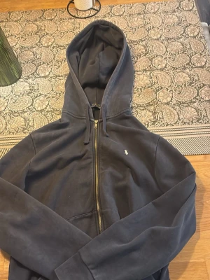 PRL zip hoodie - Mörk blå polo hoodie med vitt polo märke. Den har rak passform och är ganska stor i storleken så passar large. Ord. Pris 2100 kr, använd max 3 gånger. Fråga efter fler bilder, kan även gå med på byten. Pris kan diskuteras 