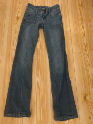 Mörkblå bootcut jeans - Säljer ett par jeans knappt använda ca 2ggr har ja haft på mig dom ja säljer dom för dom är i fel storlek och ska köpa nya st36 ❤️ 