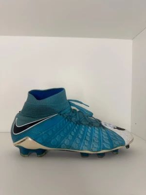 Nike hypervenom - Väldigt bra skick och ett par riktigt fina fotbollskor lägg bud ifall ni är intresserade. 