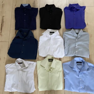 Mix av skjortor i olika färger - Säljer ett gäng skjortor i olika färger som blå, svart, vit, grå, lila och ljusgul. Skjortorna har klassisk krage och knäppning framtill. Perfekta för dig som gillar att variera stilen. Flera av skjortorna är från märken som dressman och andra 