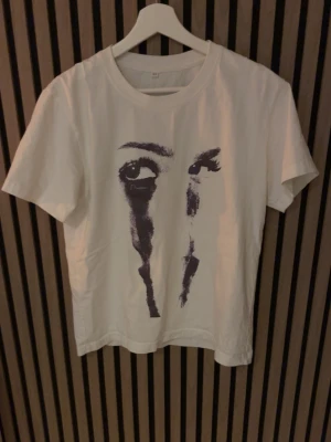 Vit T-shirt - Tjena, säljer nu denna riktigt feta tröjan i storlek XS.  Denna fångar mycket blickar och ger mycket komplimanger. Tveka inte att höra av er vid funderingar!