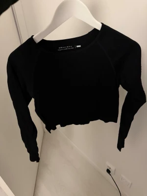 Träningströja från Röhnisch  - Långärmad träningströja från Röhnisch i svart samt storlek xs/s.