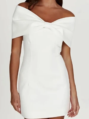 STUDENT KLÄNNING  - Säljer denna jättefina och populära vita klänningen, som passar perfekt till studenten! Säljer då den tyvärr inte kommer till användning, vilket är synd och därav säljer jag gärna den till någon som kommer använda den mer! Är öppen för att diskutera pris, och det är bara att ställa frågor🥰