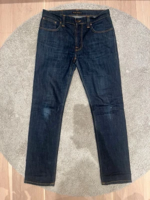 Dry Nudie jeans thin Finn - Säljer nu dessa riktigt snygga Nudie jeansen, dessa har en riktigt snugg blå tvätt och modellen heter thin finn, dessa sitter riktigt fint, storleken är W34 & L32, vi säljer dem nu för 899, vid fler frågor kring mer bilder eller liknande är det bara att höra av sig / AC Fashion 🤝
