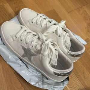 Skor med silver stjärna - Säljer dessa skor jag köpte från förra sommaren men säljer då de är för små på mig💗priset kan diskuteras! endast testade