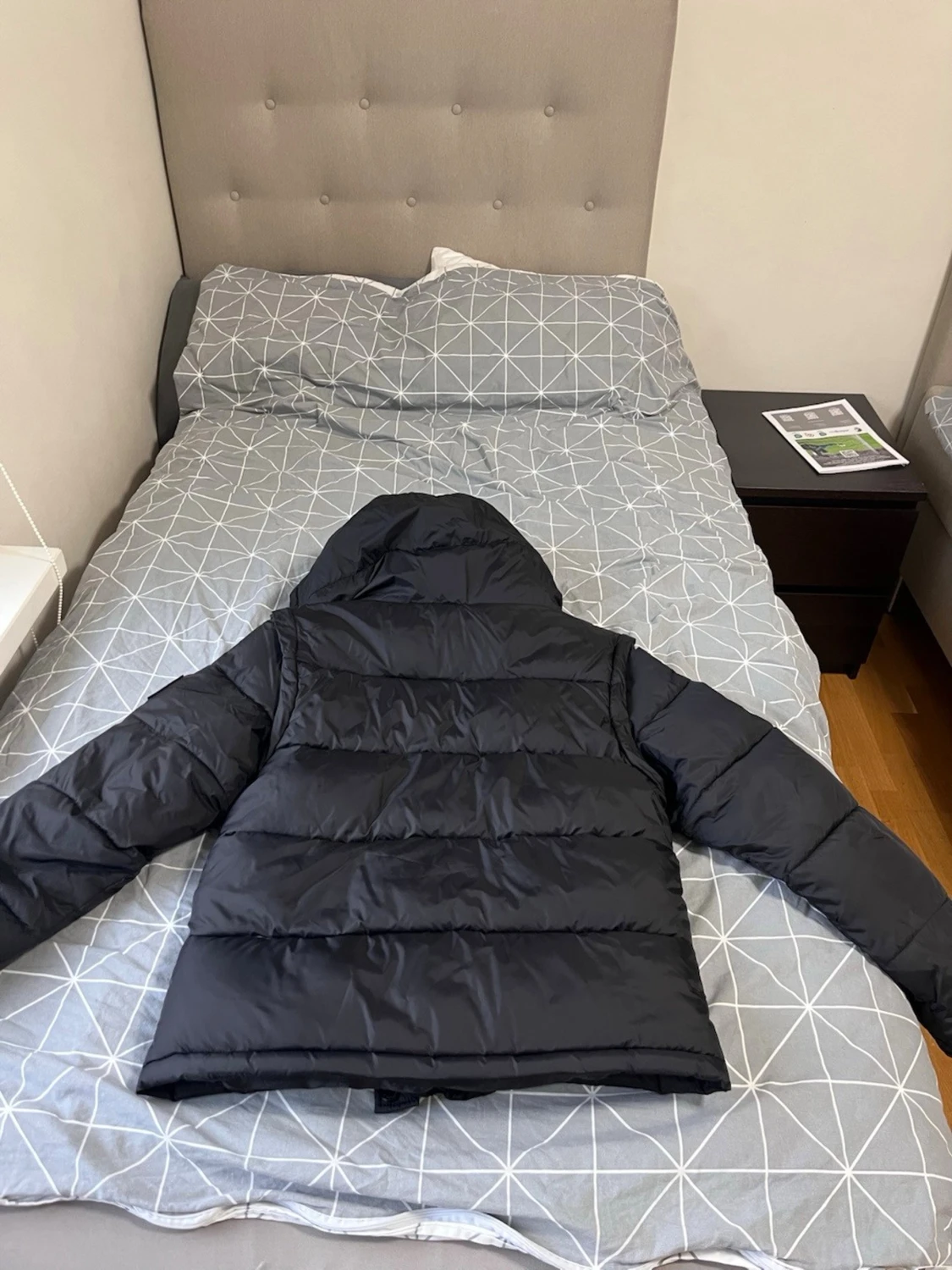 Svart pufferjacka med huva - 1