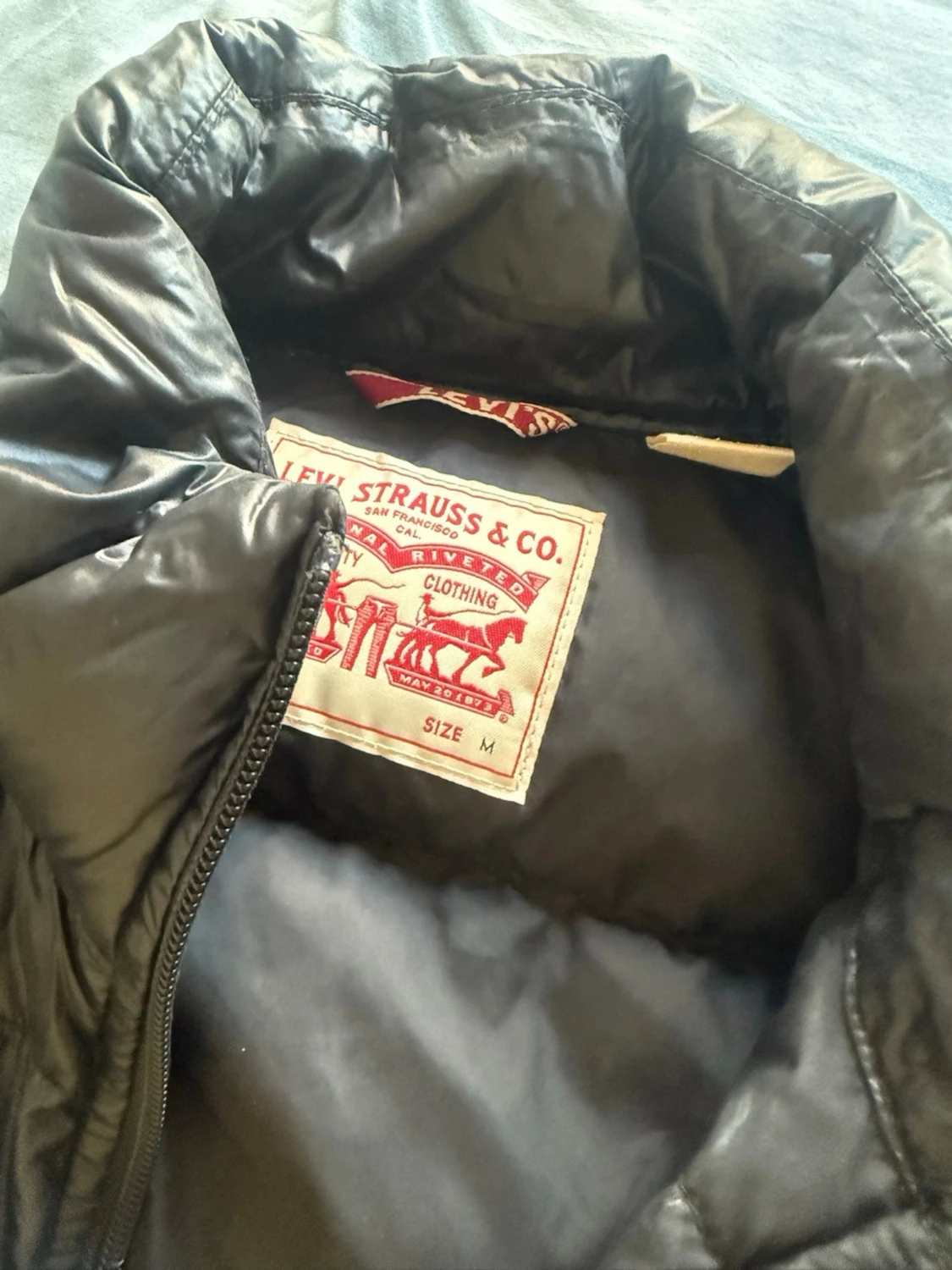 Svart dunjacka från Levi's, M - 1
