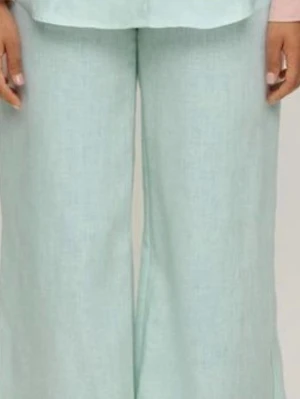 NYA lisbonne Ljusgröna vida linnebyxor - Vackra ljusa mint-/seafoamfärgade linnebyxor från Lis Bonne Atelier  Helt nya med lappar kvar 100 % linne Tillverkade i Portugal Storlek S Resår i midjan för bekväm passform Dekorativa knappar framtill Vida, raka ben  Perfekta, lätta sommarbyxor – luftiga, eleganta och enkla att styla med en enkel topp, stickad tröja eller kavaj. Den mjuka pastelltonen ger en tidlös, skandinavisk känsla.  Skick: Helt nya, aldrig använda.