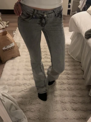 Grå bootcut jeans  - Säljer ett par snygga midwest jeans.