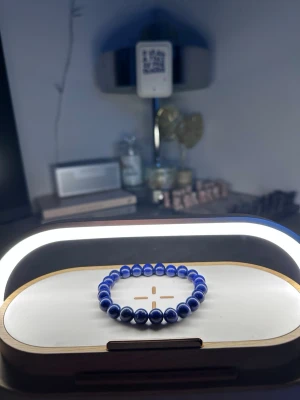 Mörkblått armband - Tja säljer helt nya armband från Bältgallerian. Dem alla är i strechigt material men kan inte streckas ut för långt. Dem passar från 10 år plus. Vid köp av flera blir priset billigare och om du gillar så finns det flera att välja mellan. Säljer både knäcki och vanlig pärlarmband Samt bälten.