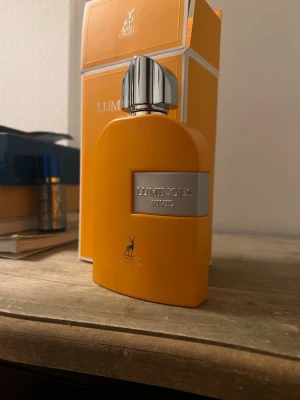 Maison Alhambra Luminous Vivid Eau de Parfym 100ml - Luminous Vivid från Maison Alhambra.  Eau de Parfum. 100 ml utan 2 sprayningar.