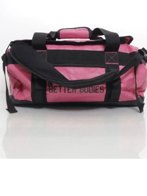 Rosa ryggsäck från Better Bodies - Cool rosa ryggsäck från Better Bodies med svarta detaljer och tryck. Väskan har flera fack, justerbara axelband och robusta handtag. Perfekt för gymmet, utflykt eller skolan. Tillverkad i slitstarkt syntetmaterial och vattentålig