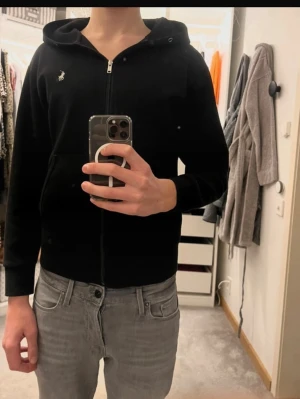 Svart hoodie från Polo Ralph Lauren - Extremt skön polo zip, passar till allt, litet slitage vid dragkedjan men funkar som den ska så inte märkvärdigt, tveka inte på och höra av dig/Noah🫵