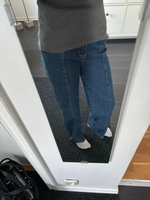 Blå raka jeans med normal passform - Klassiska blå jeans med rak passform och normal midja. Jeansen är tillverkade i ett robust denimtyg. Perfekta för en avslappnad och stilren look. Aldrig använda.