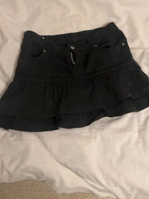 Svart volangkjol från Zara - Supersnygg svart jeanskjol med volanger från Zara i storlek 13-14!!!