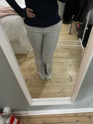 Ljusgrå kostymbyxor med pressveck - Snygga ljusgrå kostymbyxor med pressveck och raka ben. Perfekta för en stilren och modern look.