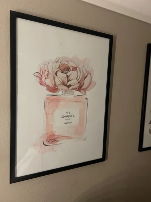 Poster  - En fin poster med en parfym från dessenio 50x70.  Säljer då jag vill ha en ny. Ramen följer inte med🎀