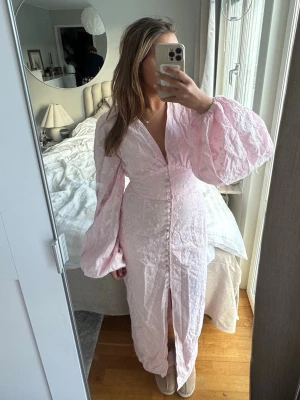 Adoore klänning - super söt ljusrosa adoore klänning i storlek 38, fint skick. kan gå ner i pris och har 10% vid köp av bundles🥰 köp helst med postnord