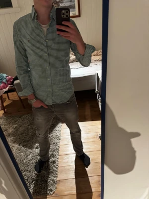 Ralph Lauren skjorta - Snygg rutig Ralph Lauren skjorta | Kanon skick | Modellen på bilden är 182 och väger 70 kg | P036