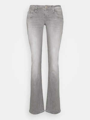 LTB valerie ljusgrå jeans - Säljer nu mina asss snygga ljusgråa ltb valerie jeans med en låg midja och bootcut. Köpte dessa för ca 1 år sedan och jag sorterade upp de längst ner då. De har två små ”slitningar/hål” i skrevet som absolut går att laga om man orkar, men det är inget som syns när de är på alls! De har även ett litet märke på sidan som man inte heller tänker på vanligstvis. Annars är de i fint skick!!💗 Köptes för 800. Storlek W27 L32. Det är bara att fråga om ni undrar något💗