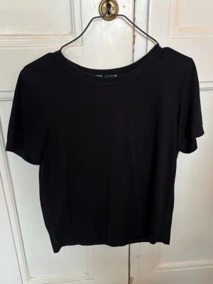 Svart tshirt från Zara - Säljer exakt likadan t-shirt fast i vit! 💞 Väldigt skönt material, säljer pga för många liknande tröjor ☺️Sitter som en XS/S