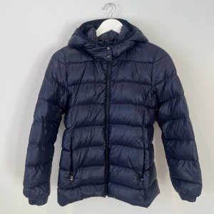 Mörkblå Ralph Lauren jacka - Supersnygg mörkblå Ralph Lauren jacka. Storleken är XL/TG(16), men passar mig som bär XS/S.💓 Defekterna är att ena dragkedjan på en av fickorna inte går att stänga. Sedan är den lite trasig vid kragen på ena sidan - se sista bilderna!!