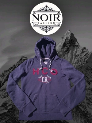 Mörkblå hollister hoodie - Säljer denna sällsynta och mycket eftertraktade Hollister hoodien | Passar 165-175 | Mycket bra skick | Vid eventuella frågor hör gärna av dig och erbjuder bra pris vid köp av bundle😁✅