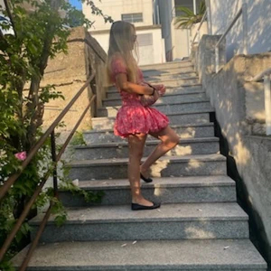 Rosa kortklänning från hm - Superfin rosa kortklänning med blommigt mönster och volang nertill. Klänningen har offshoulder-ärmar och en slim passform som framhäver figuren. Perfekt för sommarens alla tillfällen, lätt och skön att bära. Materialet känns som bomull eller polyester.