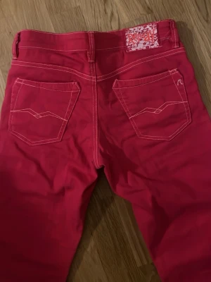 Rosa jeans strl 154💞 - Supersnygga rosa jeans från barnavdelningen i storlek 154 som jag köpt från Sellpy från märket Replay. De har raka ben och vita kontrastsömmar. Två bakfickor med dekorativa sömmar och ett färgglatt märke bak i midjan. Materialet känns mjukt och stretchigt.