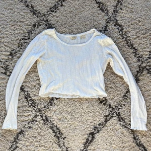 croppad topp - superfin lite ”broderad” vit crop top från superdry!!