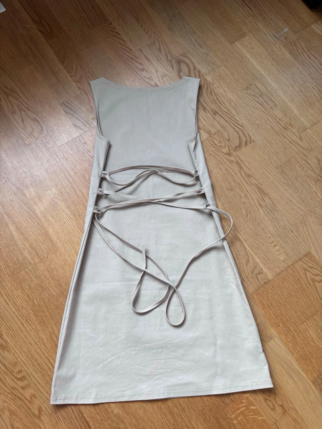 Beige ärmlös kortklänning med knyt - 4