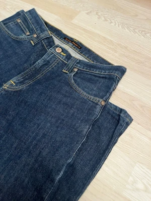 Mörkblå Nudie Jeans - Säljer dessa stilrena mörklblåa jeans från Nudie storleken är W29 L34 dem är i topp skick hör av er vid frågor och pris kan diskuteras 