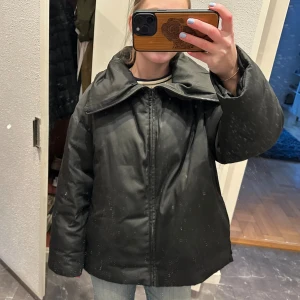 Stylein ”Hovsta” Jacka - Så fin jacka som man kan ha kragen på olika sätt! I dun. I jättefint skick, smutset är på spegeln inte på jackan😊😊
