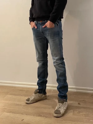 Blå raka replay jeans  - Säljer ett par svin snygga blå jeans från replay! Bra skick o redo att användas. As snygg o najs tvätt. Mått: Midjemått: 42 cm rakt över, innerbenslängden: 80 cm  Ytterbenslängden: 104 cm