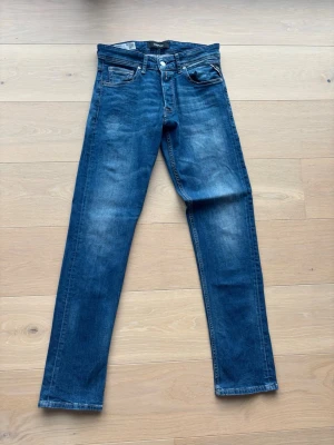 Blå replay jeans - Säljer ett par klassiska blå jeans från Replay. 