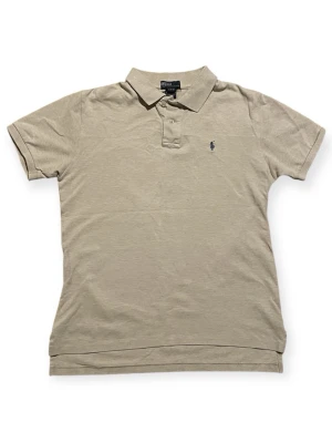 Ralph lauren pike - • Snygg till sommaren ☀️ 🏝️ • Bra pris 💰 • Färg: beige 🎨 • Pris är diskuterbart 🗣️ • Två små skavanker på baksidan 🕳️ • Mycket bra skick ✅ • Premium förpackning 📦 • Skickar snabbt 💨